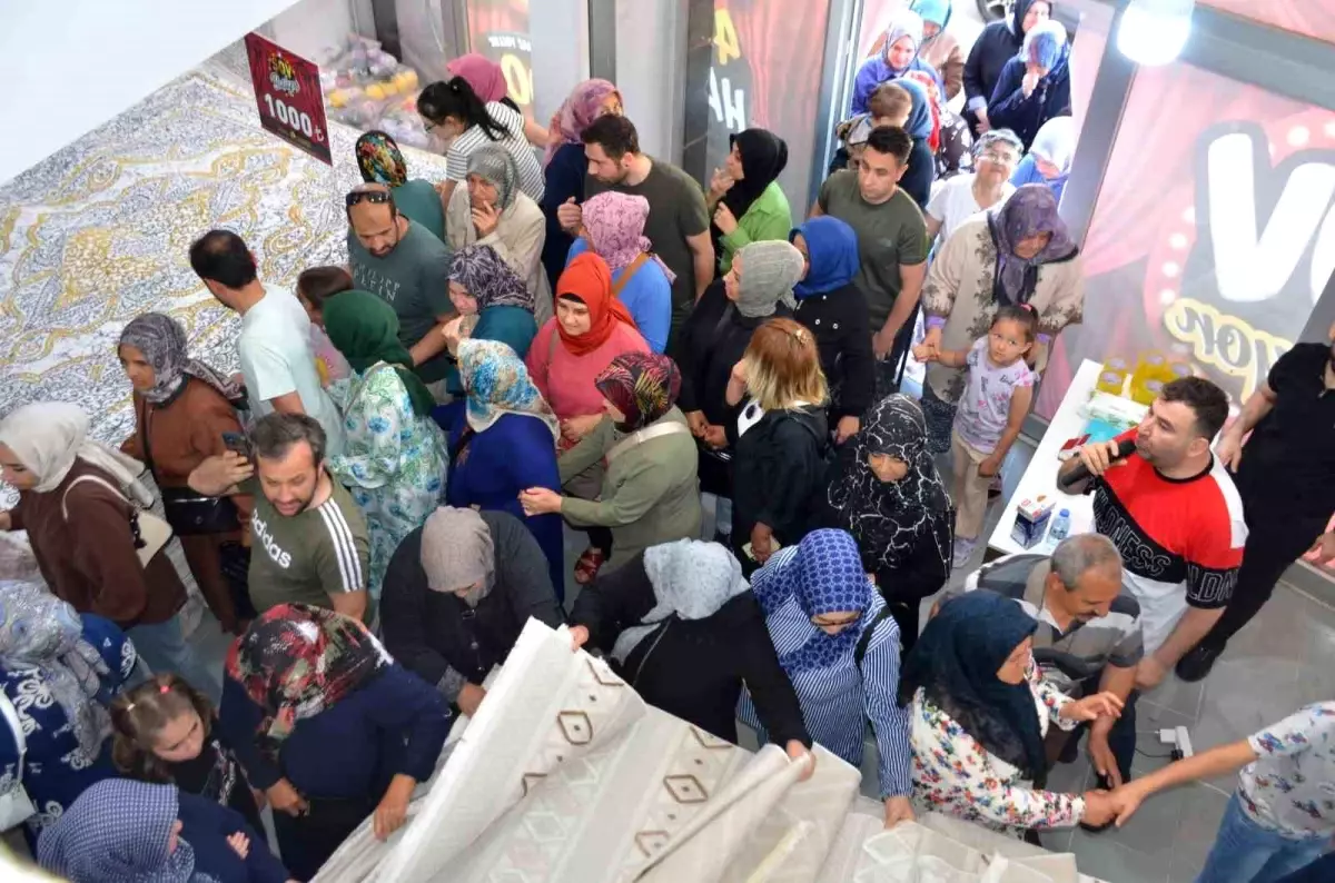 Bilecik\'te Halı Mağazası Açılışında Yoğun İlgi