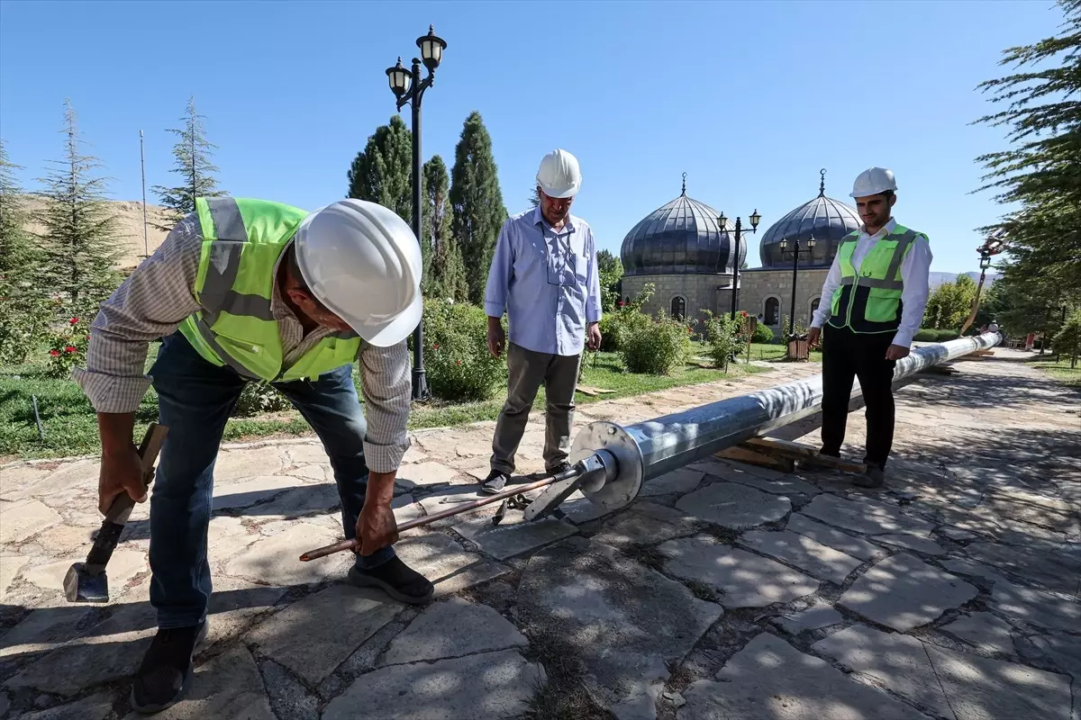 Malatya\'da Hasan Gazi Türbesi ve Şehitlik Anıtı\'na 50 metrelik bayrak direği yerleştirildi