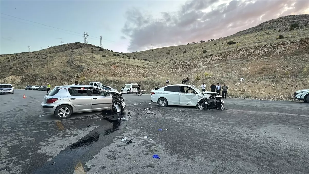 Malatya\'da Otomobil Çarpışması: 11 Yaralı