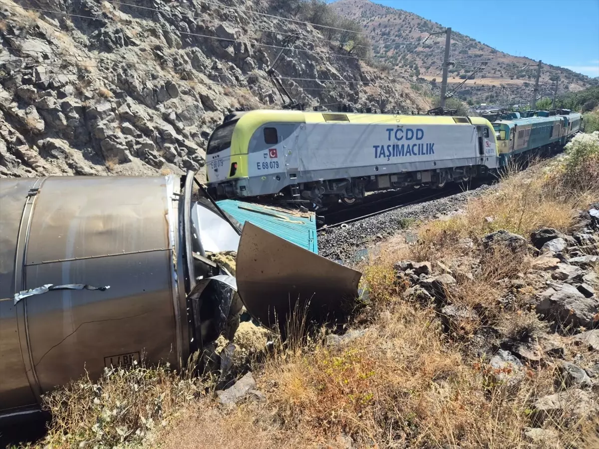 Hekimhan\'da İki Yük Treni Çarpıştı