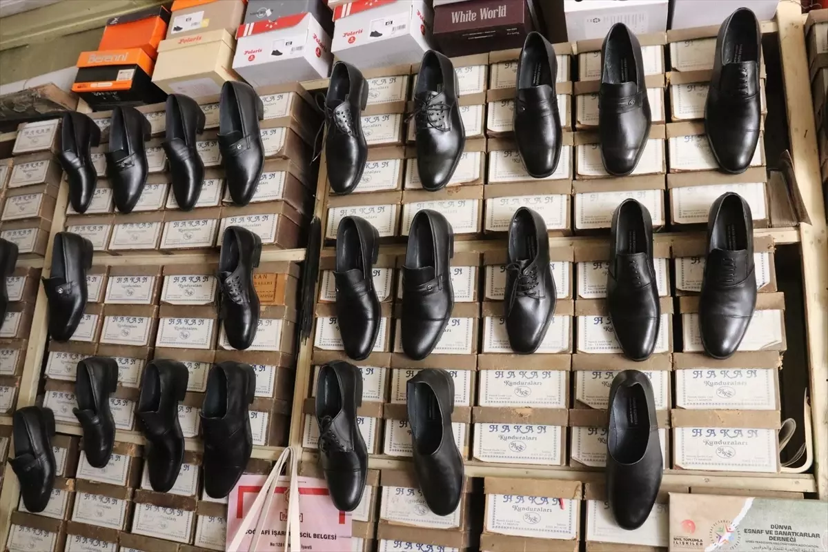 68 Yaşındaki Usta, Tahta Çivili Ayakkabılarıyla Geleneği Yaşatıyor