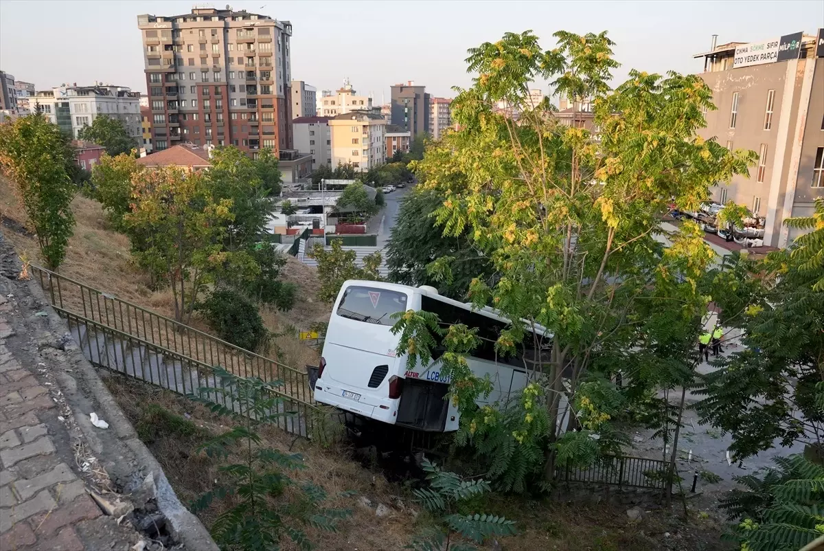 Maltepe\'de Servis Otobüsü Kaza Yaptı