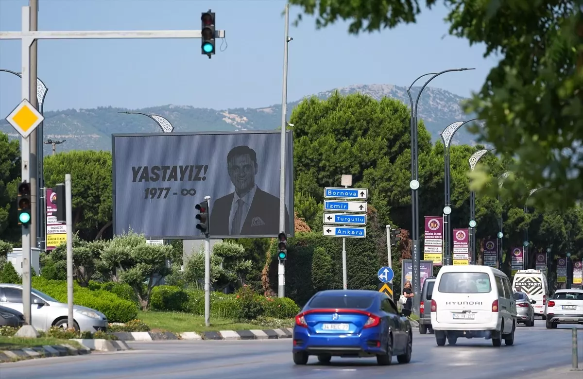 Başkan Ferdi Zeyrek\'in Cenazesi Manisa\'da Toprağa Verildi