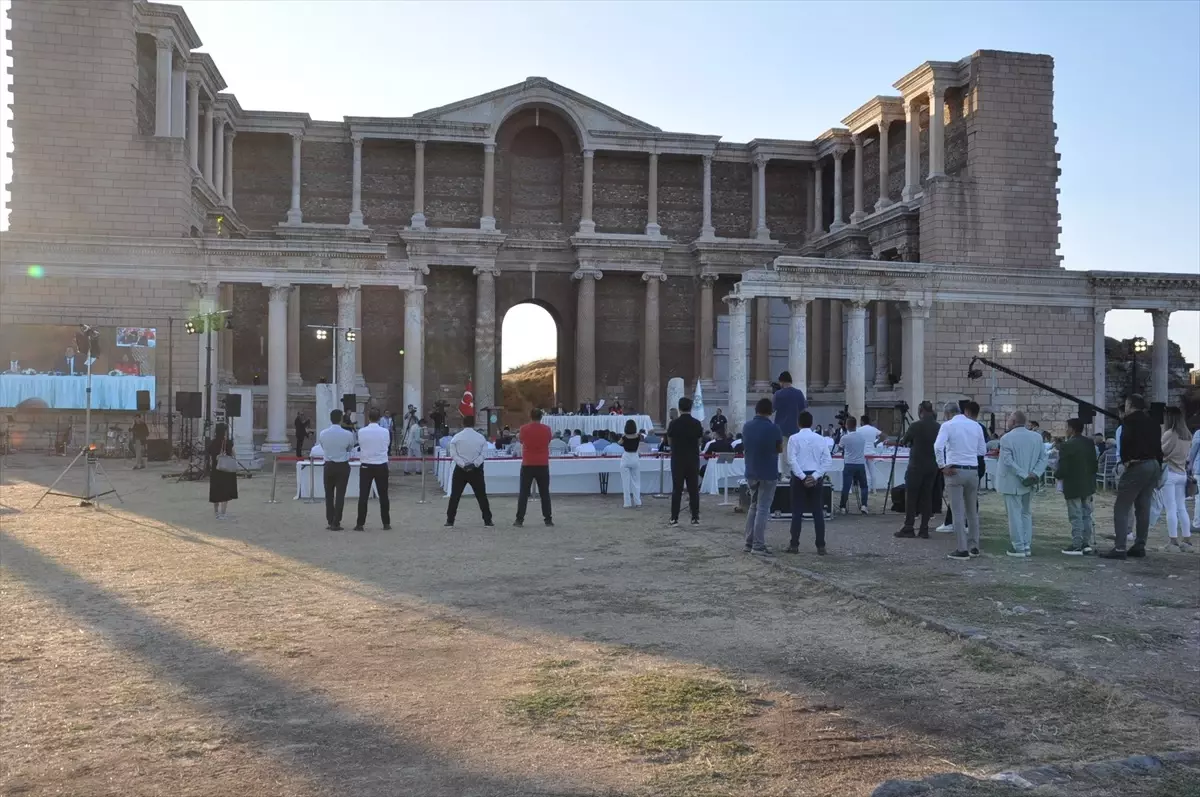 Sardes\'te Tarihi Meclis Toplantısı