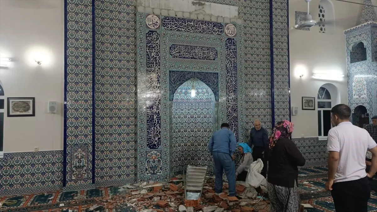 Manisa\'da Cami Mihrabı Düşmesi: 1 Ölü, 1 Yaralı