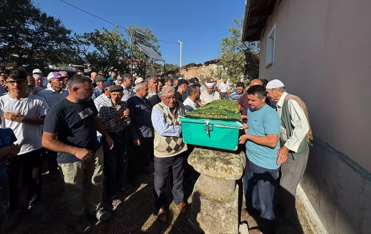 Cami Mihrapta Düşen Taç: 1 Ölü, 1 Yaralı