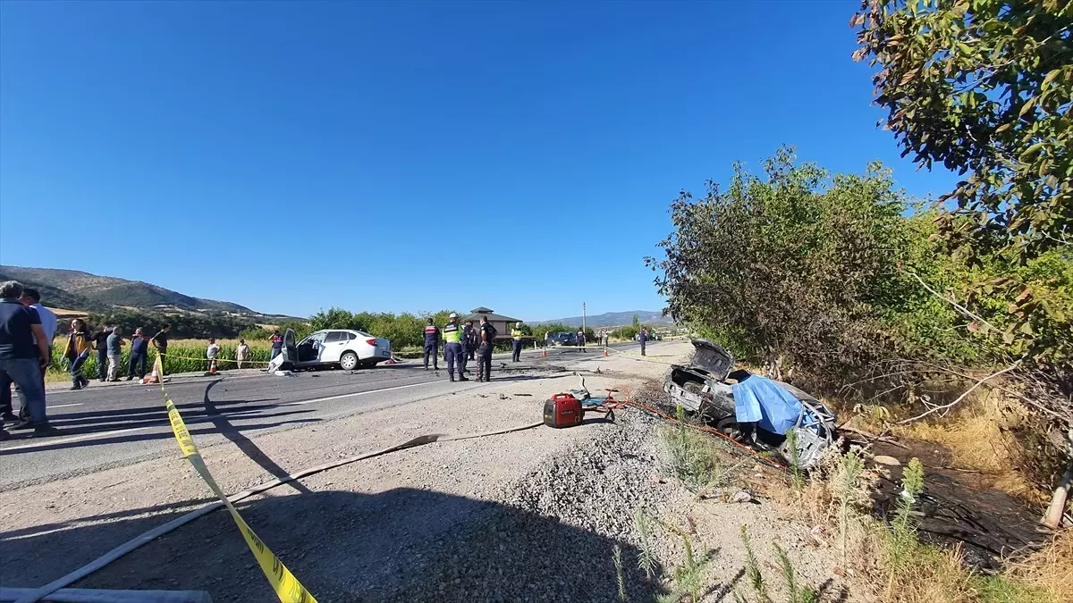Demirci\'de Trafik Kazası: 3 Ölü, 2 Yaralı