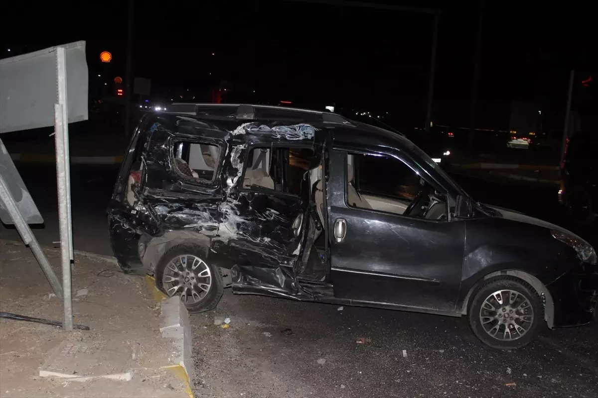 Salihli\'de Trafik Kazası: Bir Ölüm, 8 Yaralı