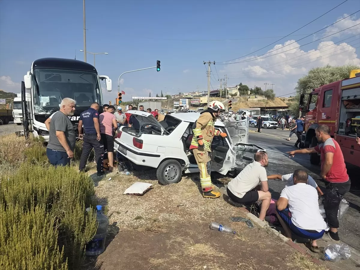 Kula\'da Trafik Kazası: Öztürk Çifti Toprağa Verildi