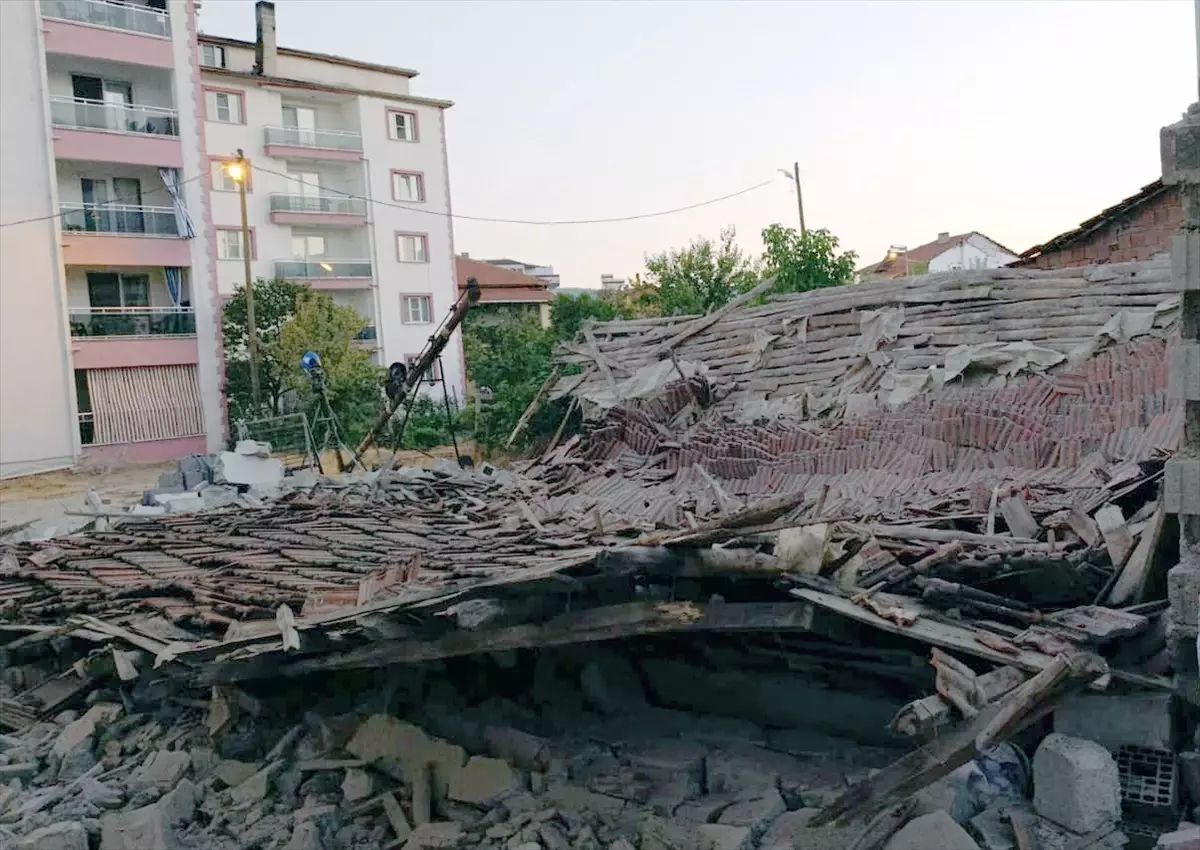Manisa\'da Deprem: 6 Yaralı, Hasar Tespit Edildi