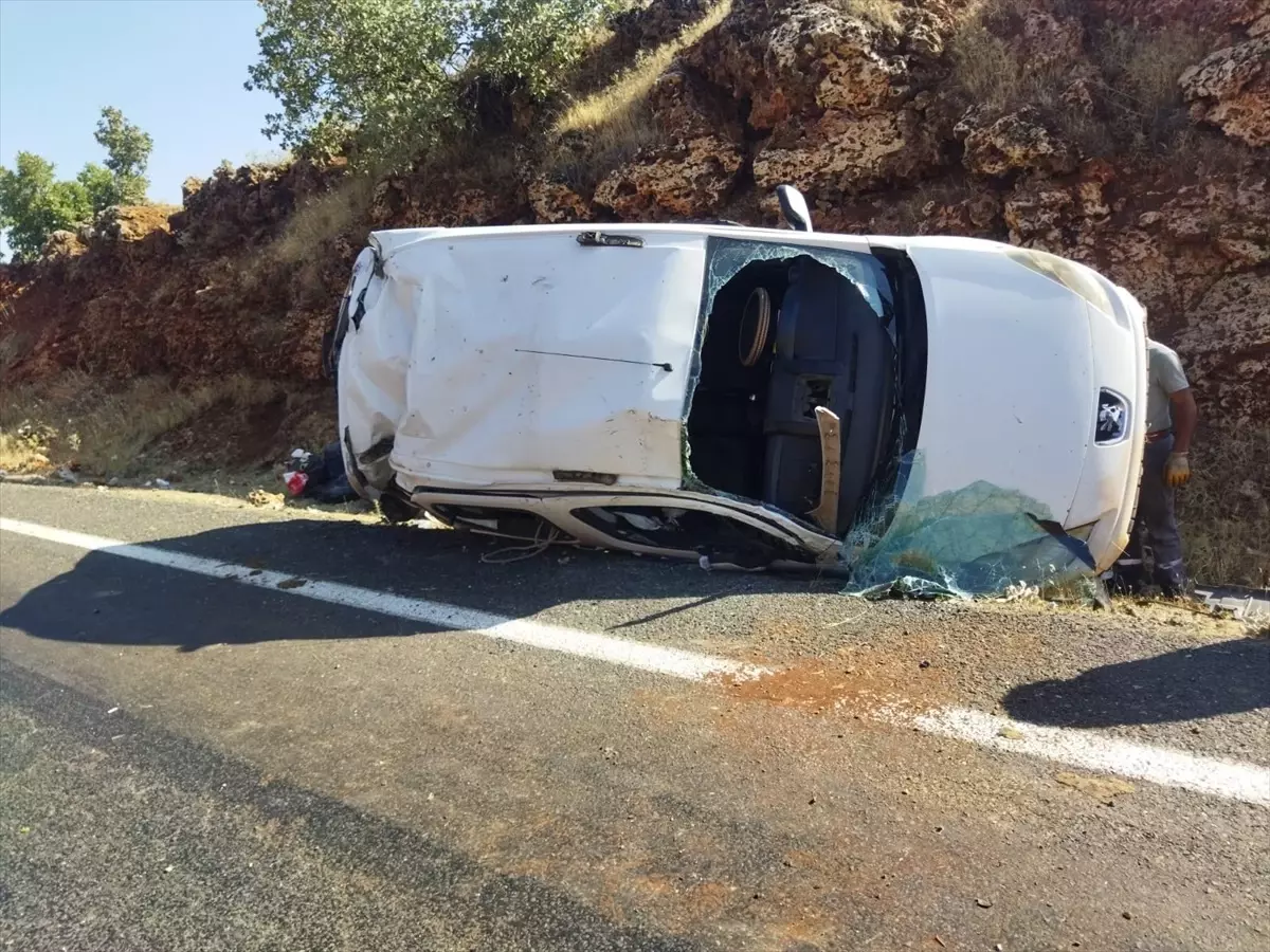 Midyat\'ta Trafik Kazası: 3 Yaralı