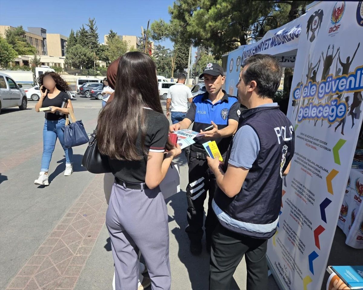 Mardin\'de Gençler İçin Bilgilendirme Standı