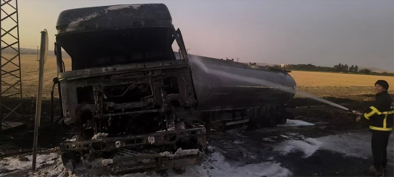 Nusaybin\'de Zift Yüklü Tankerde Yangın