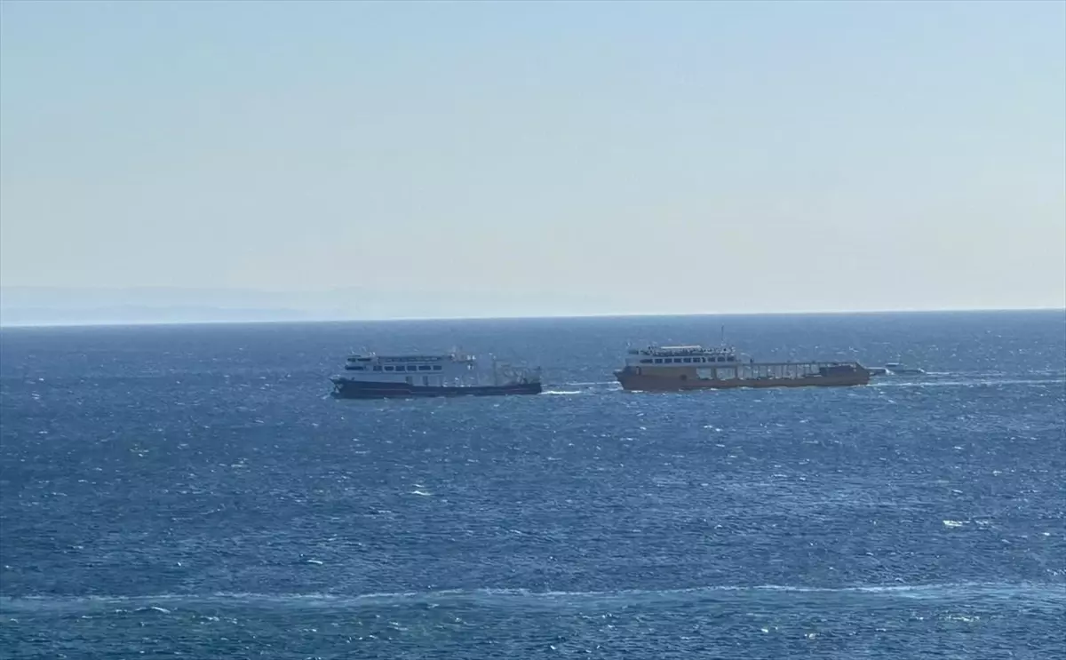 Marmara Adası\'nda Yangınlı Feribot Kurtarıldı