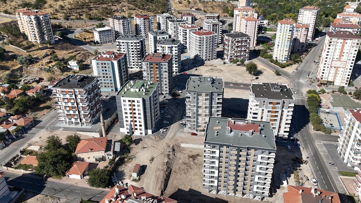 Melikgazi\'de kentsel dönüşüm kapsamında yapılan 300 daire için kura ve teslim törenini yapıldı