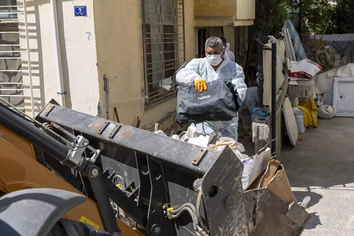 Mersin\'de Kötü Koku: 10 Kamyon Çöp Çıkarıldı