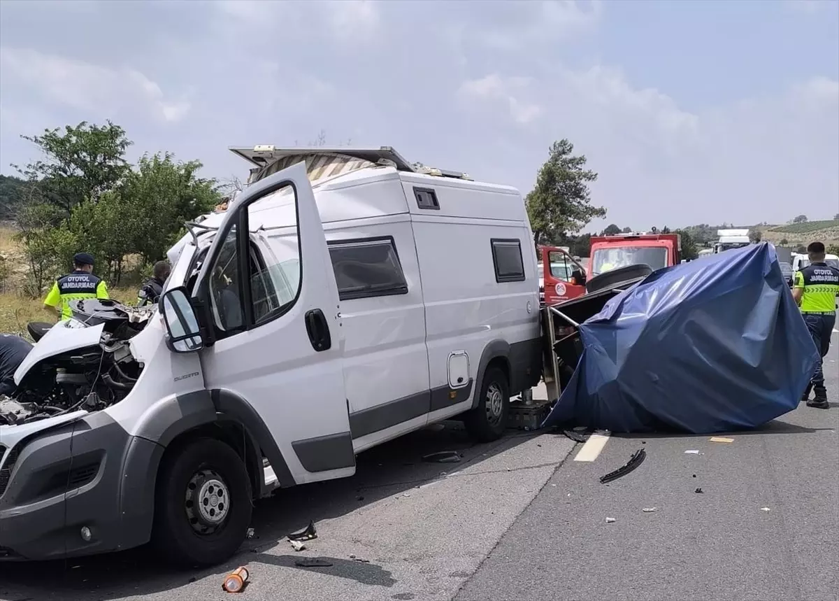 Tarsus\'ta Karavan-Tır Çarpışması: 1 Ölü, 1 Yaralı