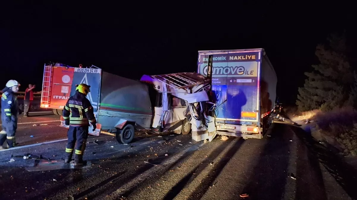 Tarsus\'ta Minibüs Tıra Çarptı: 3 Ölü, 16 Yaralı