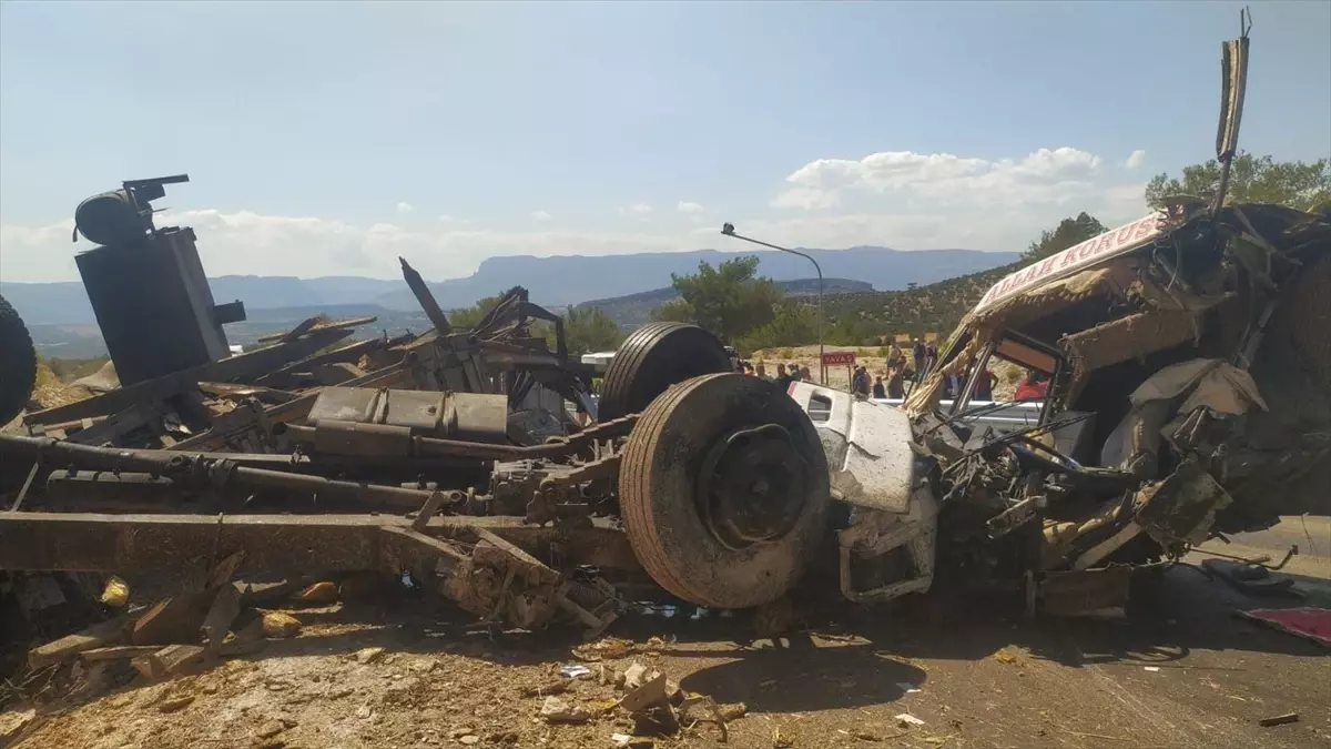 Mersin\'de TIR Yolcu Otobüsüne Çarptı