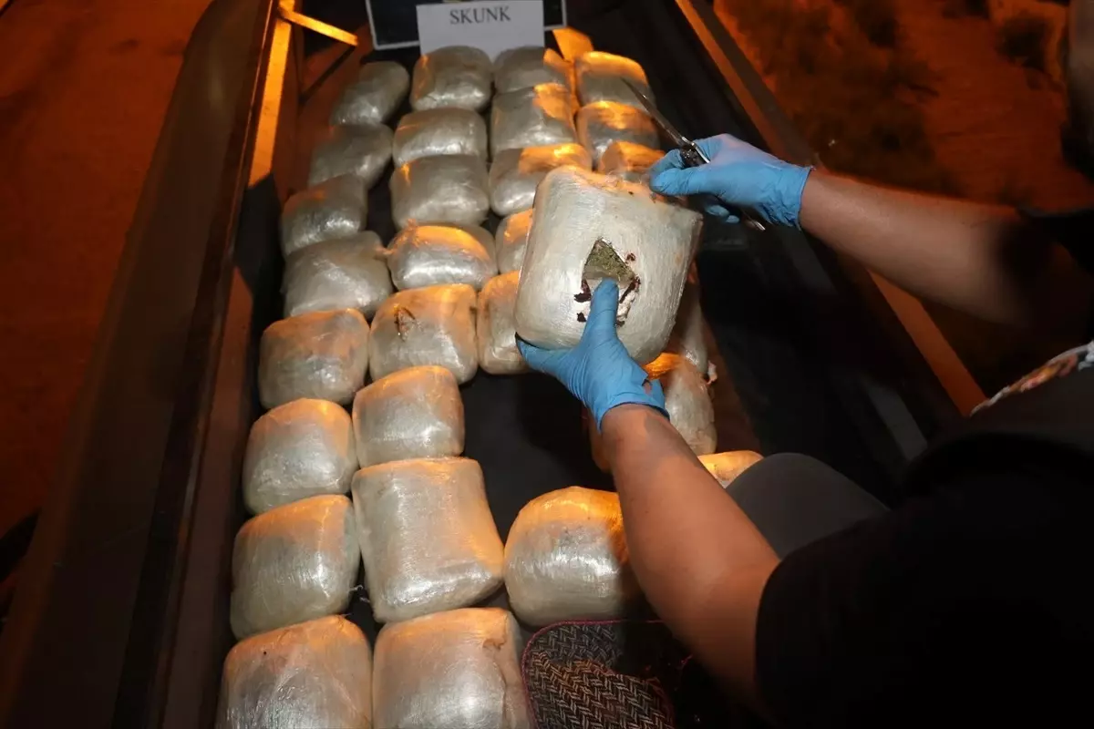 Mersin\'de Tırda 21 Kilogram Esrar Ele Geçirildi