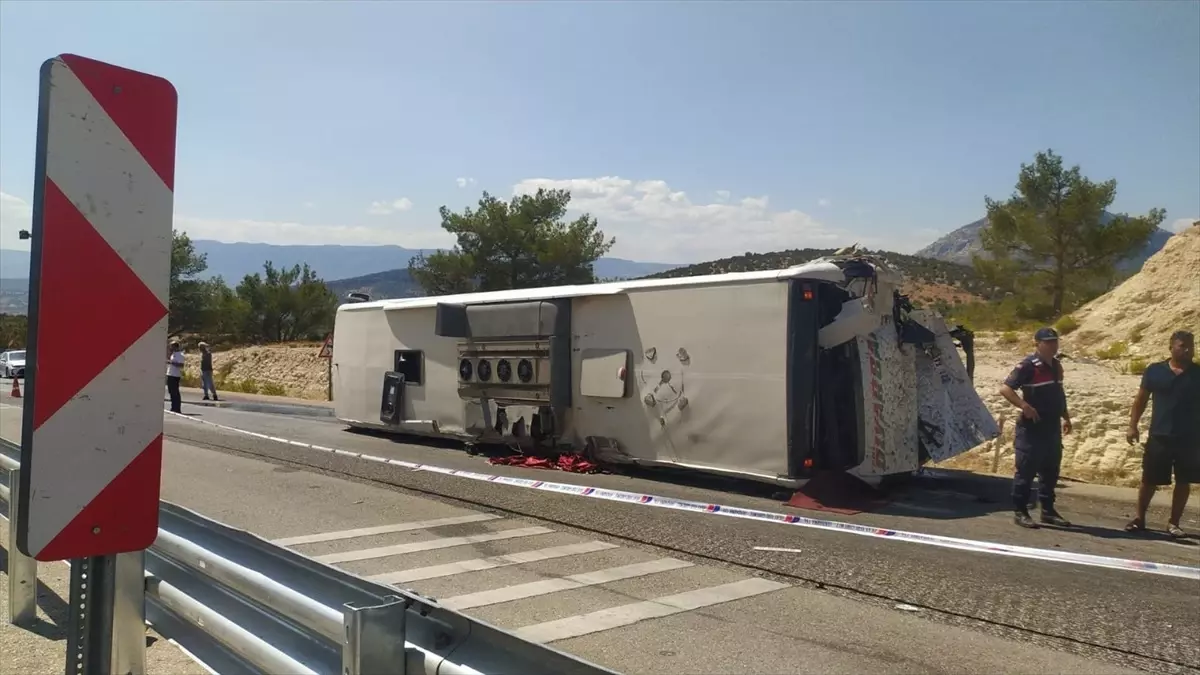 Mersin\'de Tır Otobüse Çarptı: 3 Ölü, 7 Yaralı