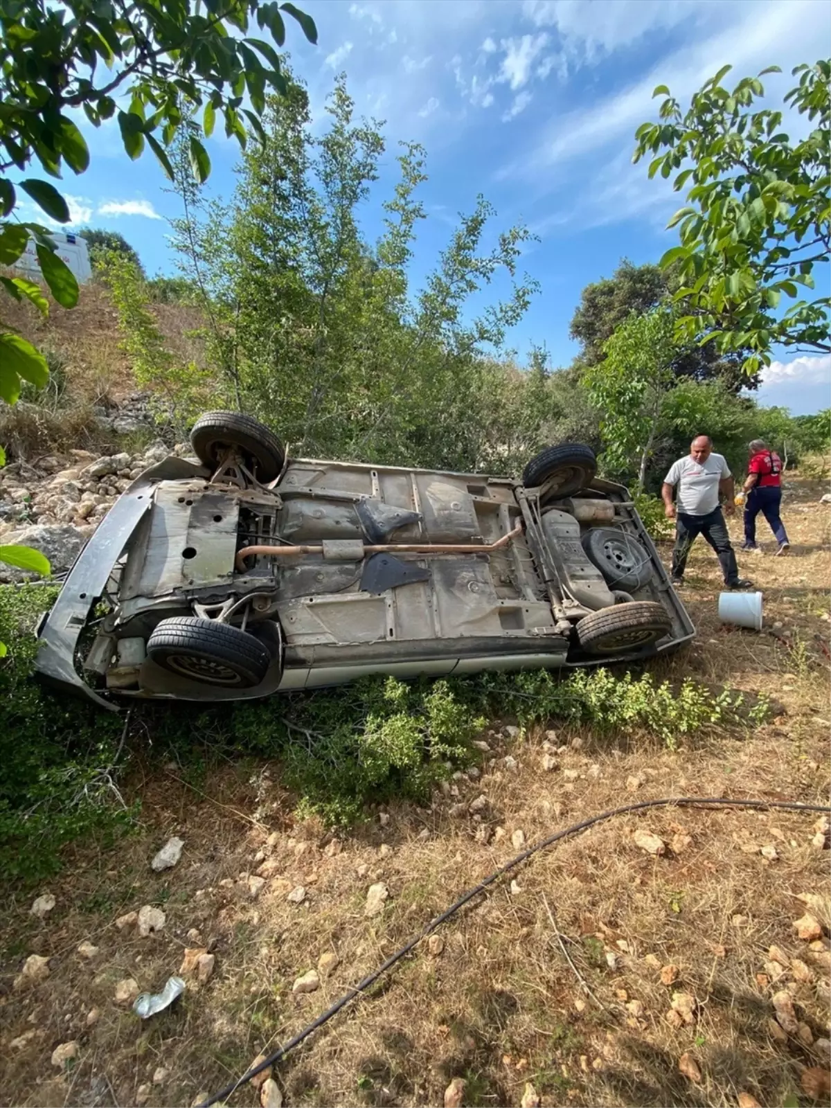 Erdemli\'de Otomobil Uçuruma Devrildi: 5 Yaralı