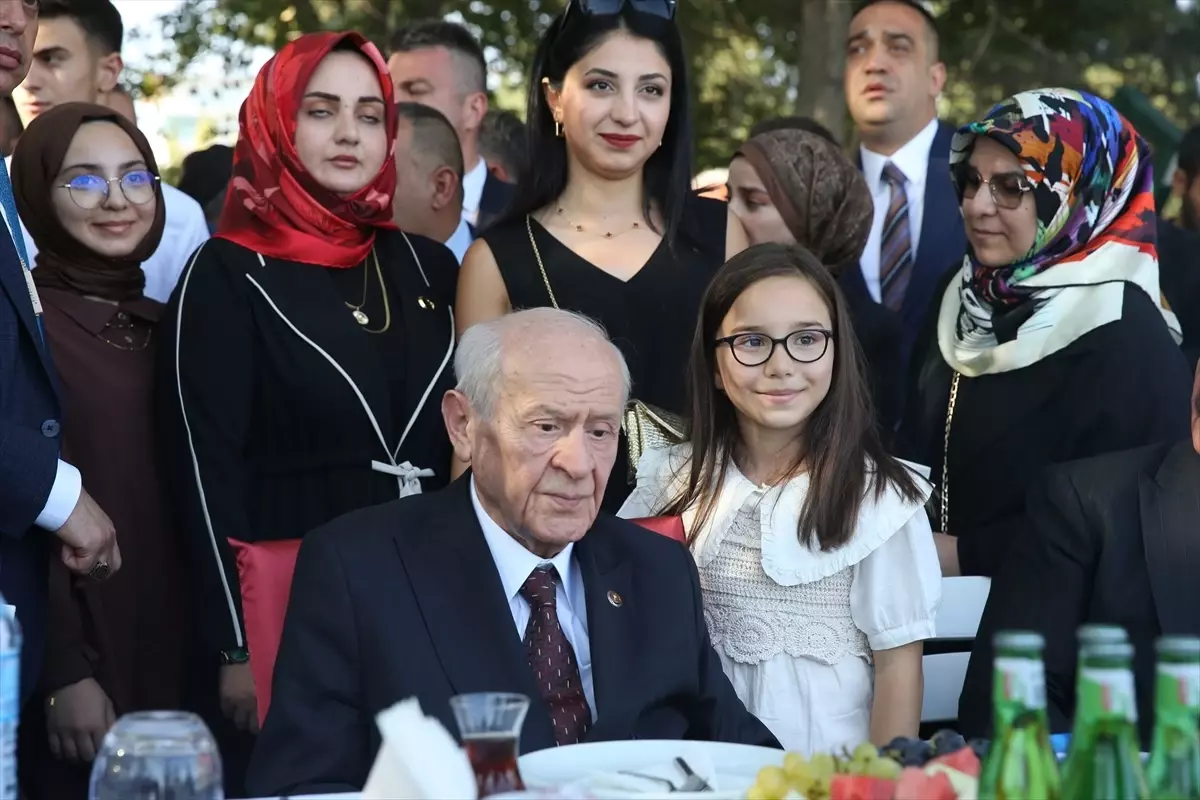 MHP Genel Başkanı Bahçeli, Ahlat\'ta partililer ve vatandaşlarla buluştu