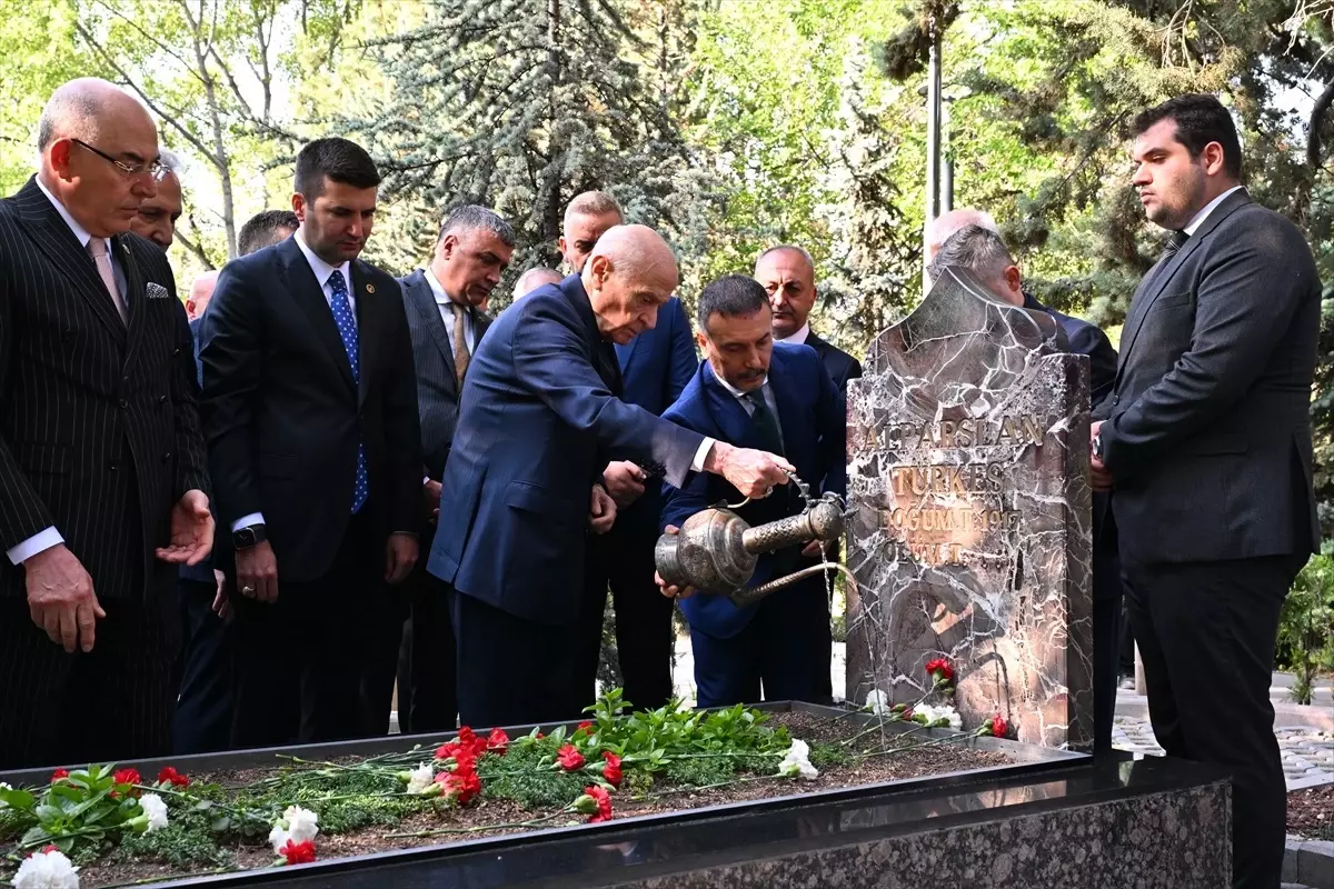 Bahçeli\'den Ülkü Ocakları\'na Ziyaret