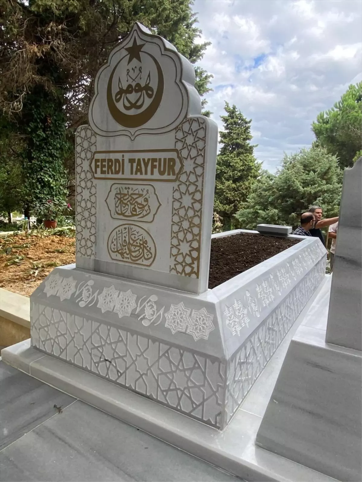 Bahçeli\'den Ferdi Tayfur\'a Vefa