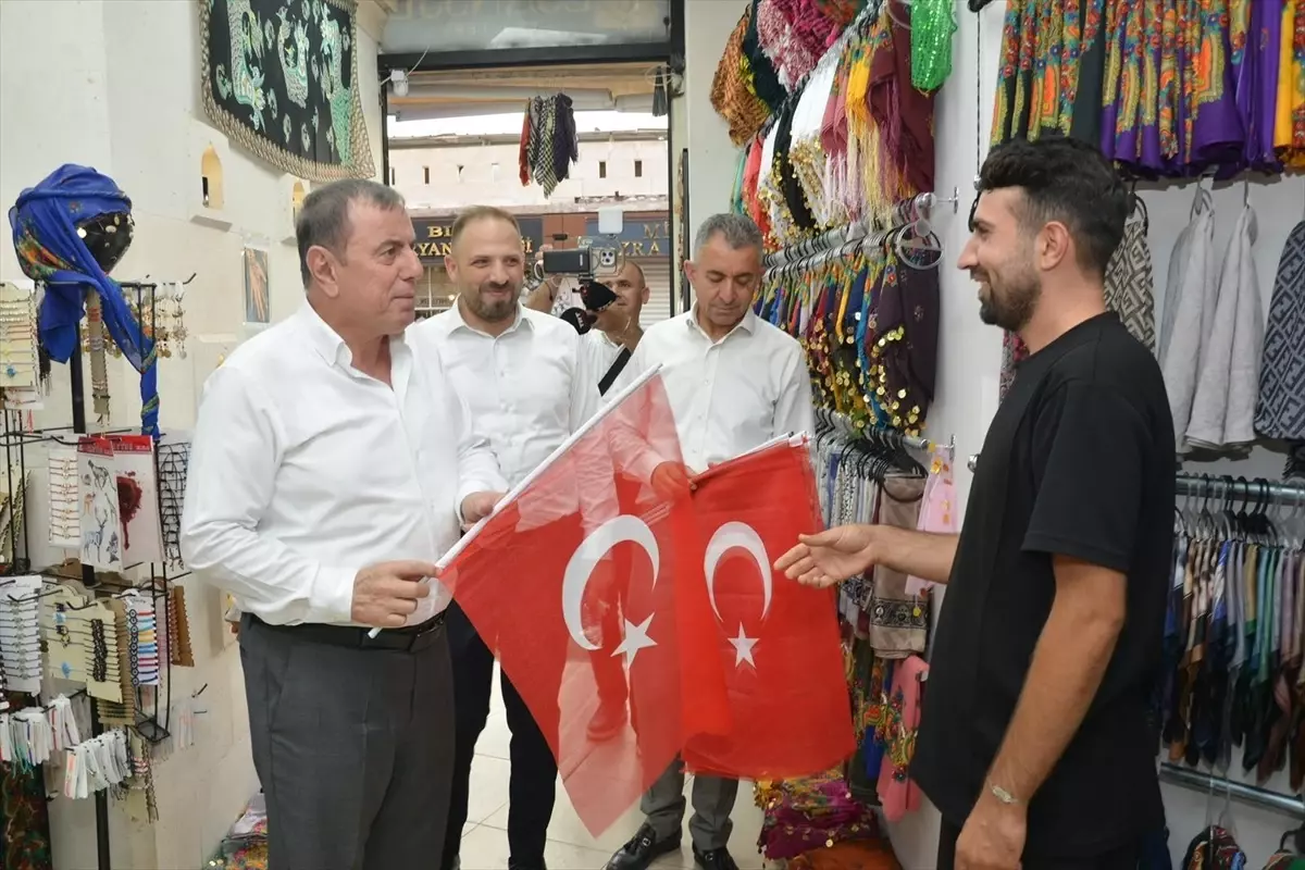 Midyat\'ta "Terörsüz Türkiye" destek için evlere, iş yerlerine, caddelere Türk bayrağı asıldı