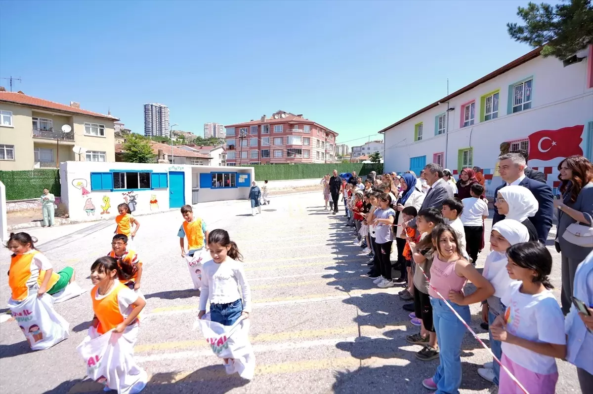 Milli Eğitim Bakanı Tekin, Şehit Onur Doğan İlkokulu\'nda Eğitimde Yenilikleri Vurguladı