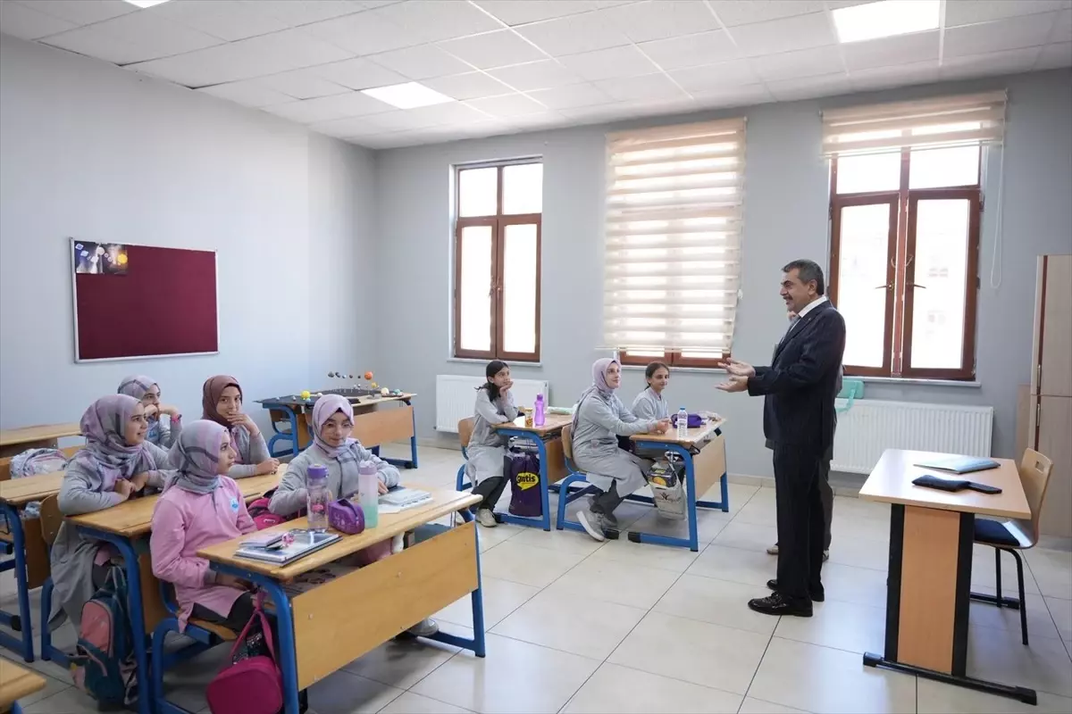 Milli Eğitim Bakanı Tekin\'den, Erzurum\'da sürpriz okul ziyareti