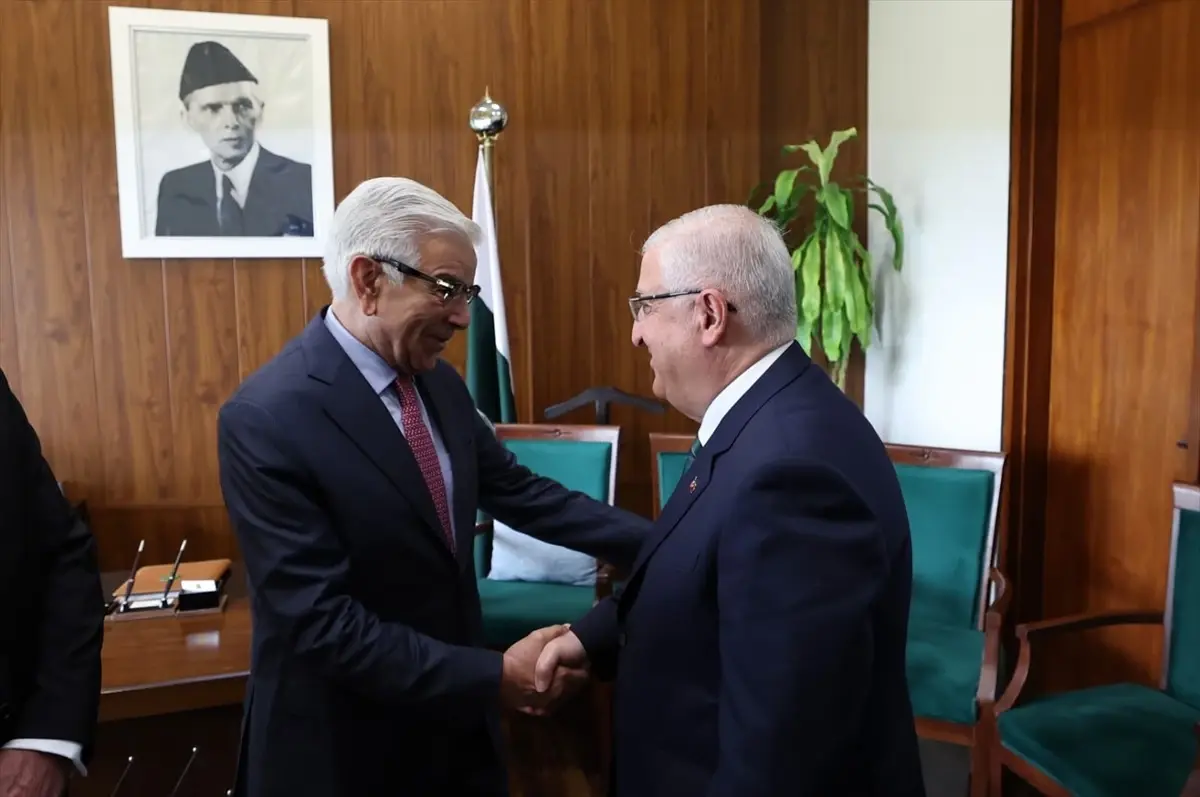 Güler ve Asif Göz Teması