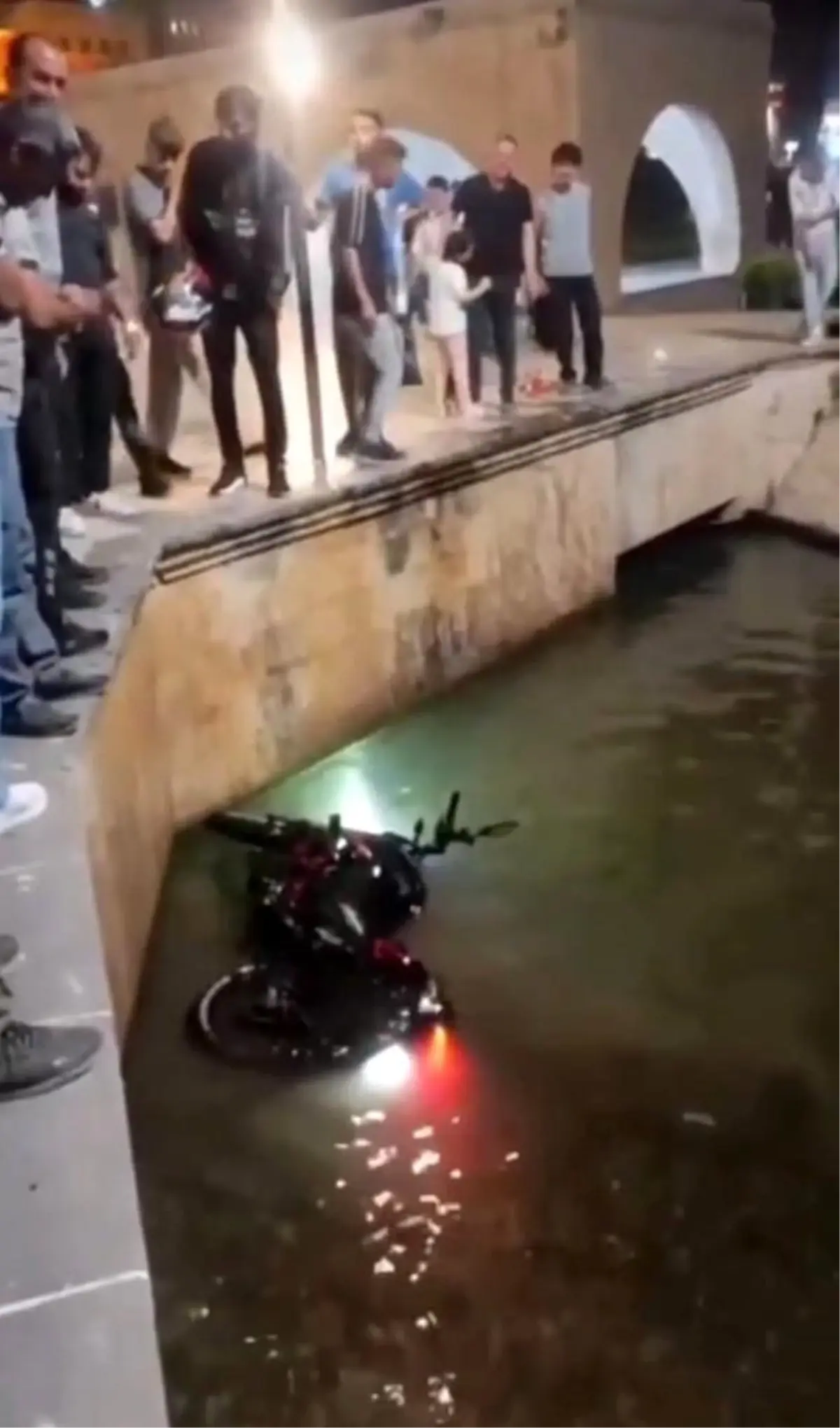 Şanlıurfa\'da Motosiklet Balıklıgöl\'e Düştü