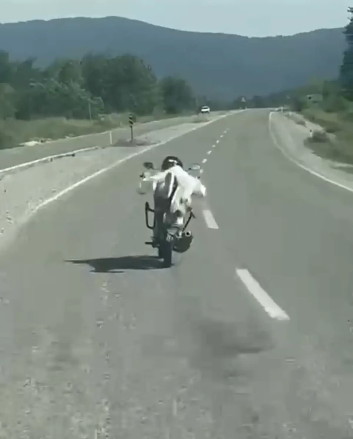Motosikletle Yüzüstü İlerleyen Sürücü Görüntülendi