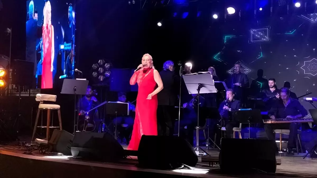 Muazzez Ersoy Manavgat\'ta Konser Verdi