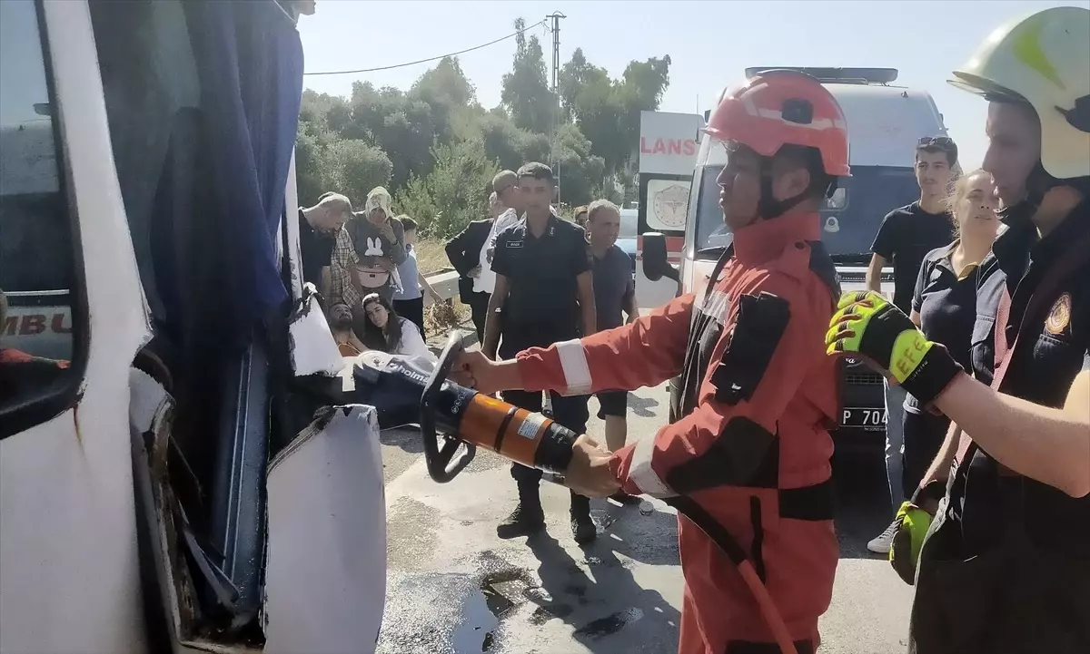 Milas\'ta Trafik Kazası: 1 Ölü, 12 Yaralı