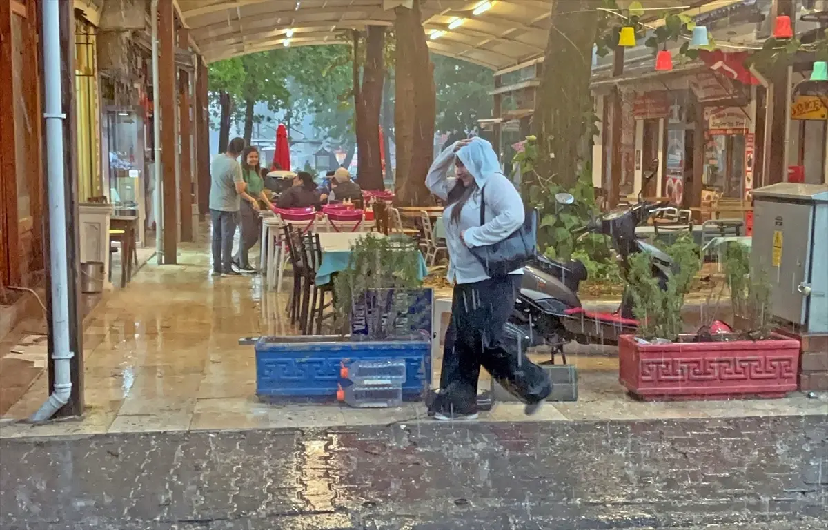 Menteşe\'de Sağanak Yağış Hayatı Olumsuz Etkiliyor