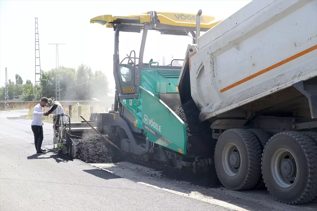 Muş\'ta 26 Köyün Yolu Sıcak Asfaltla Yenileniyor