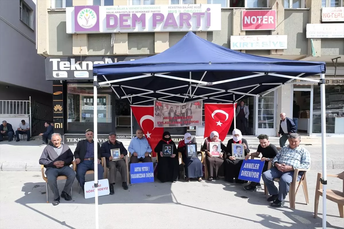 Muş\'ta Ailelerin Evlat Nöbeti Sürüyor