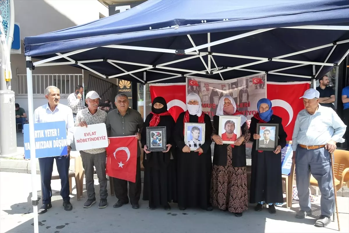 Muş\'ta evlatlarına kavuşmak isteyen aileler, DEM Parti önündeki eylemlerini sürdürdü