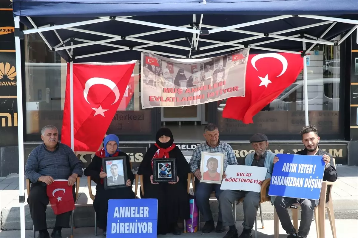 Muş\'ta evlatlarına kavuşmak isteyen aileler DEM Parti önündeki eylemlerini sürdürdü