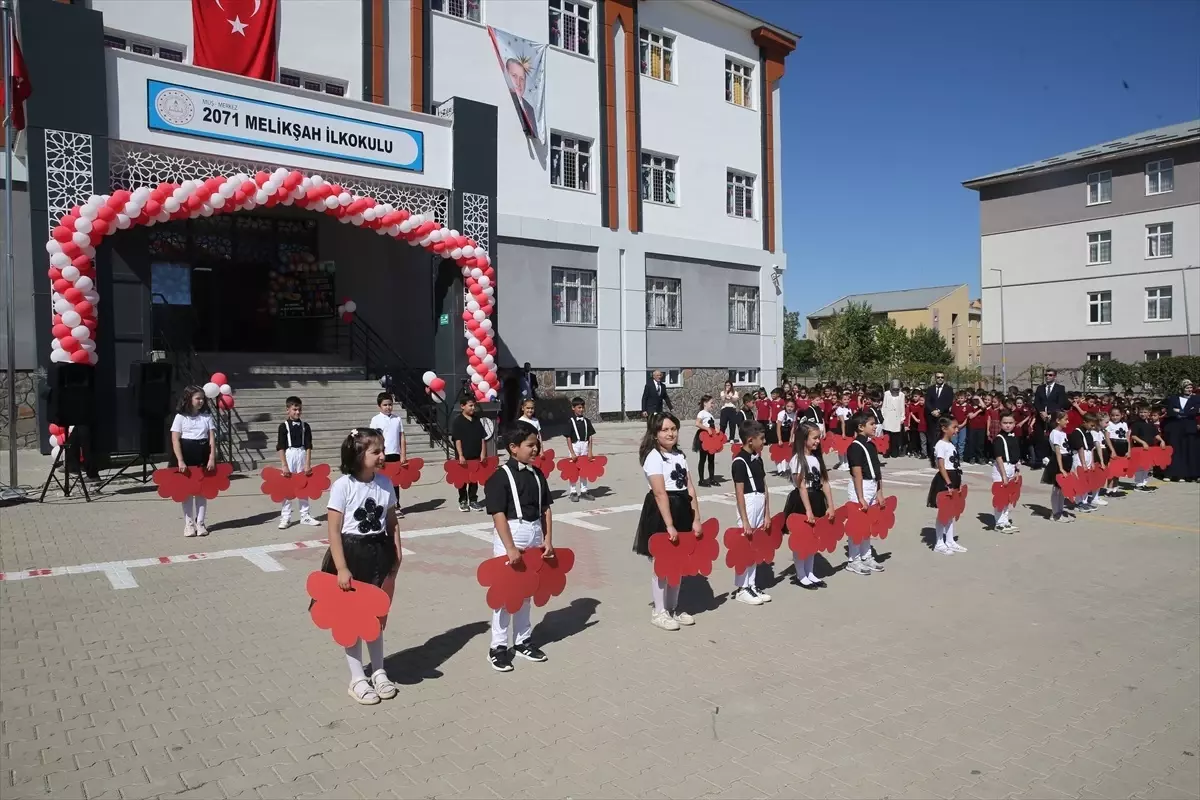 Muş\'ta İlköğretim Haftası Töreni Düzenlendi