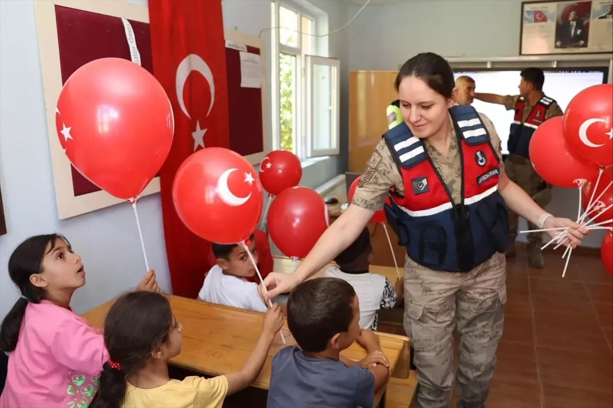 Muş\'ta Jandarmadan Çocuklara Etkinlik