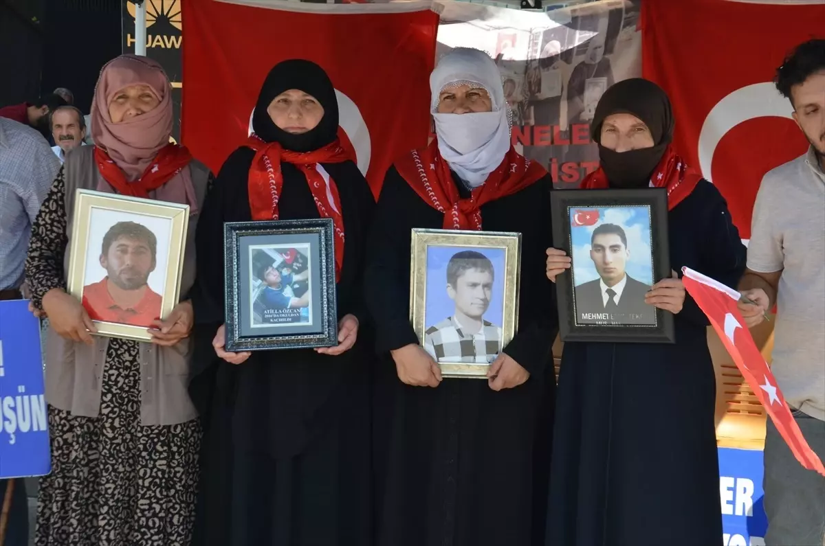 Muş\'ta Ailelerin PKK Protestosu Sürüyor