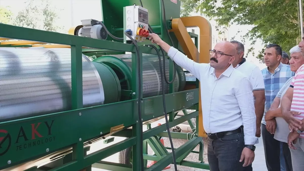Mersin Mut\'ta Mobil Tohum Eleme Makinesi