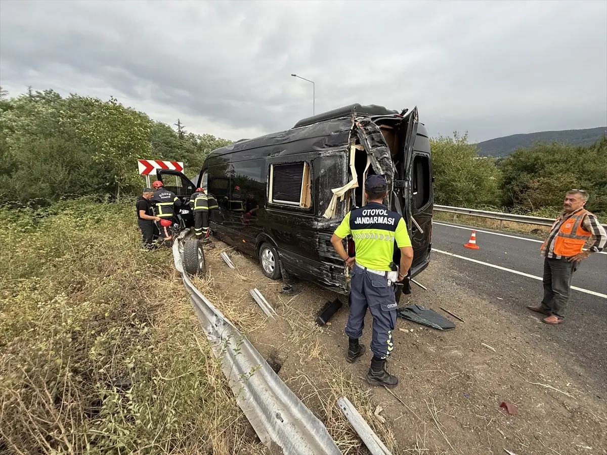 Minibüs bariyere saplandı, ünlü müzisyen Çağan Şengül ve 6 kişi yaralandı