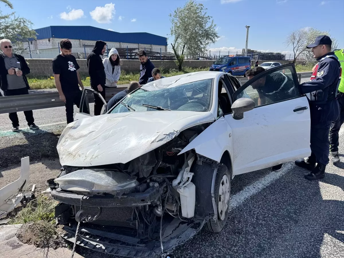 Nevşehir\'de bariyere çarpan otomobildeki 4 kişi yaralandı