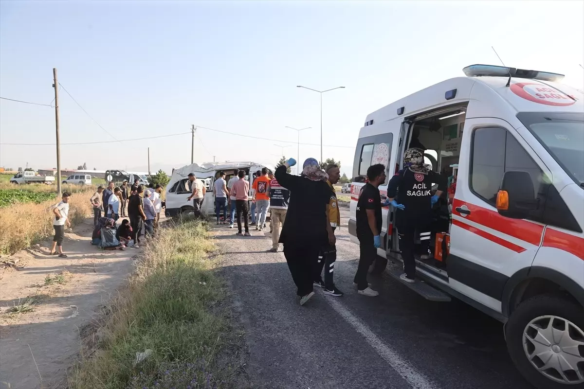Derinkuyu\'da Tarım İşçilerini Taşıyan Minibüs Kaza Yaptı