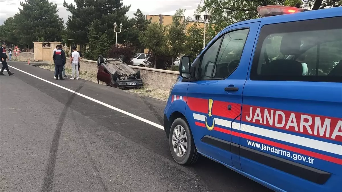 Kediye Çarpmamak İçin Manevra Yapan Sürücü Yaralandı
